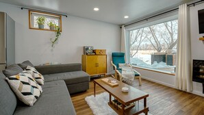 Unclassified image, 5 of 56, button - Incredible Waterfront Cottage with Hot-tub, Barbecue and Fire Pit in Portage la Prairie, Manitoba (Portage la Prairie)