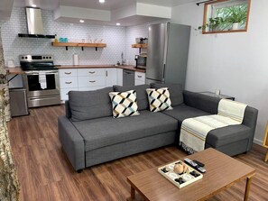 Living area - Incredible Waterfront Cottage with Hot-tub, Barbecue and Fire Pit in Portage la Prairie, Manitoba (Portage la Prairie)