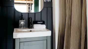 Haartrockner, Handtücher, Seife, Shampoo