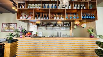 20 bars/lounges