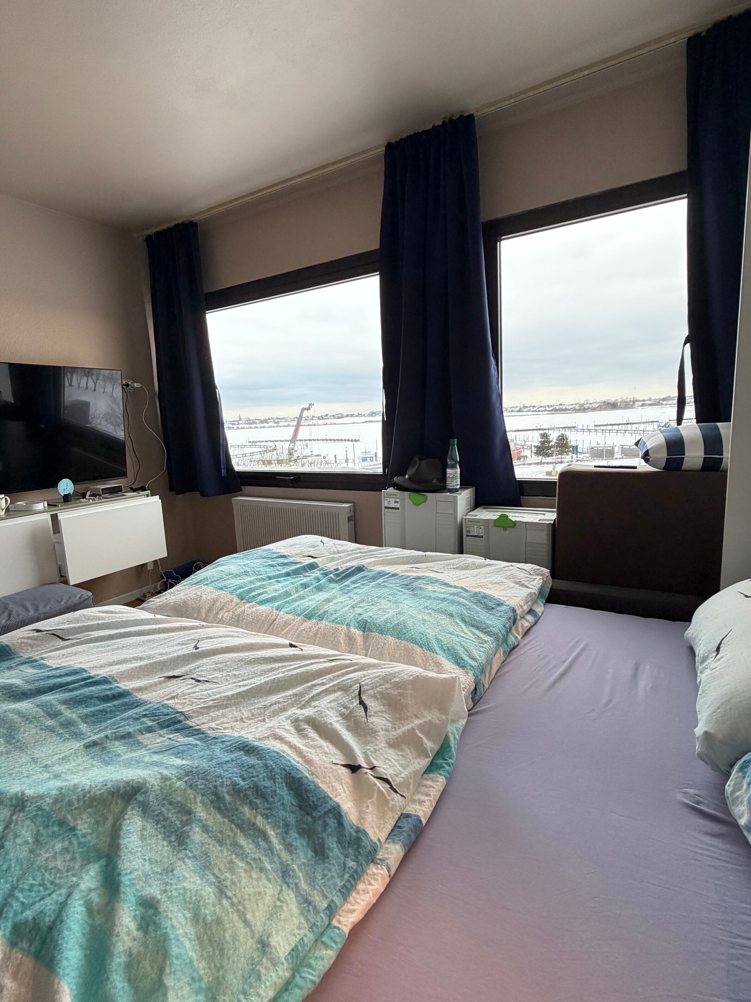 WiFi, bed sheets