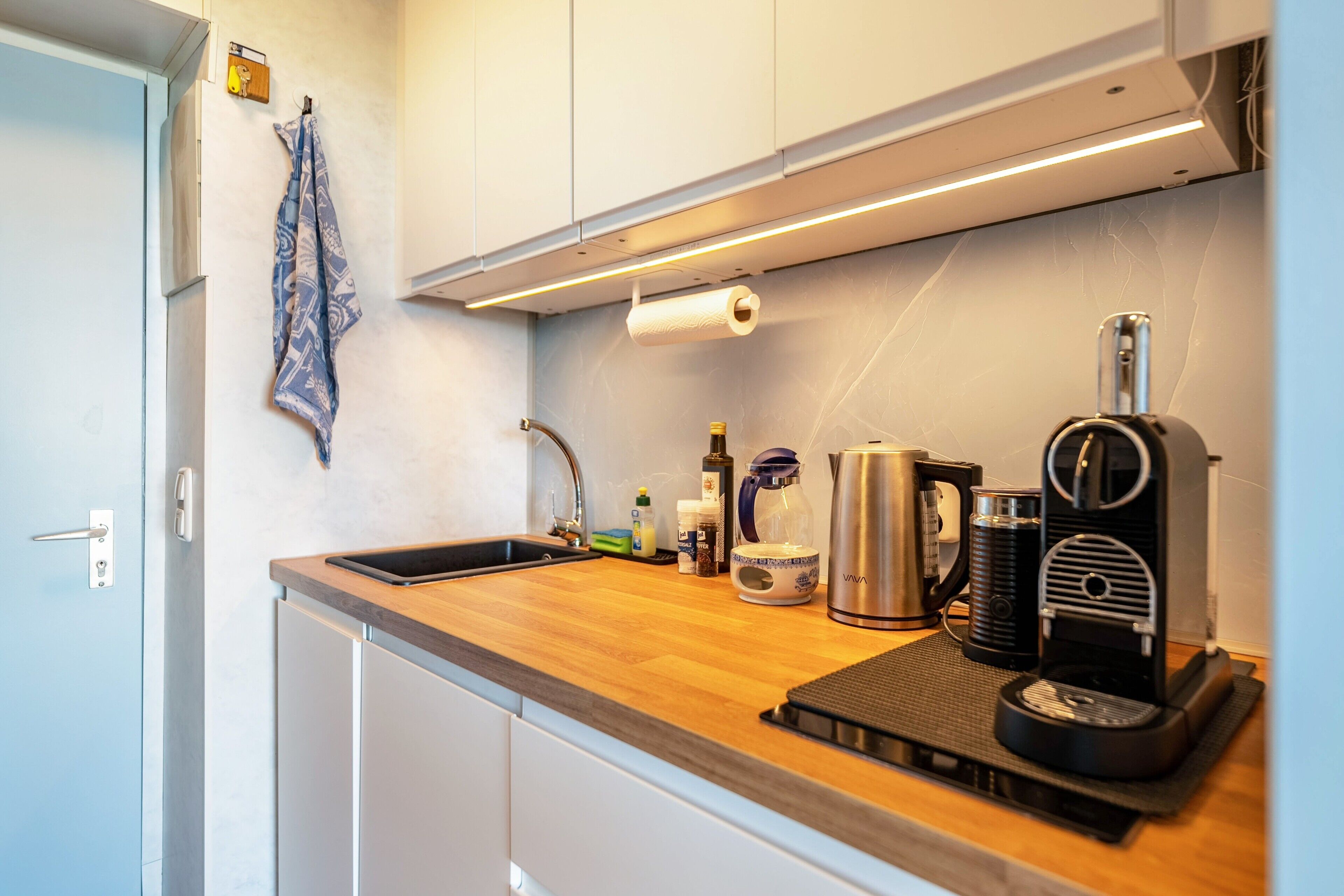 Een koelkast, een microgolfoven, een oven, een kookplaat