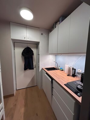 Fridge, microwave, oven, stovetop - "Havenkieker" at South Beach – Cozy Apartment with Marina View (Fehmarn)