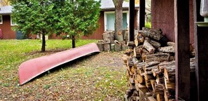 Property grounds - Beautiful Cottage with Fire Pit and Barbecue in Belleville, Ontario (Belleville)