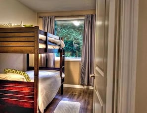 5 bedrooms, desk, iron/ironing board, WiFi - Beautiful Cottage with Fire Pit and Barbecue in Belleville, Ontario (Belleville)