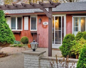 Exterior detail - Beautiful Cottage with Fire Pit and Barbecue in Belleville, Ontario (Belleville)