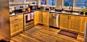 Coffee/tea maker, fridge, microwave, oven - Beautiful Cottage with Fire Pit and Barbecue in Belleville, Ontario (Belleville)