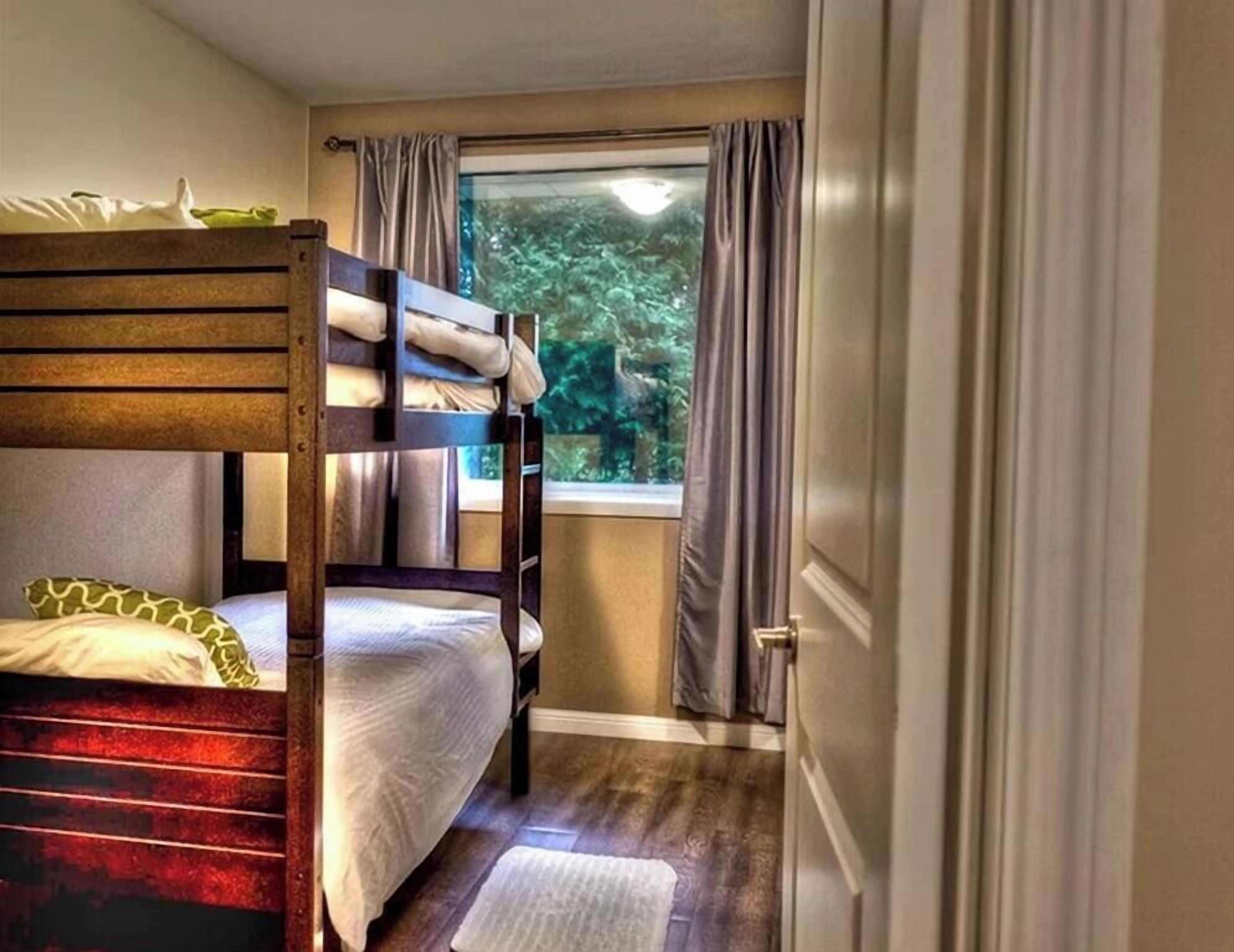 5 bedrooms, desk, iron/ironing board, WiFi