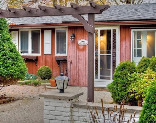 Exterior detail - Beautiful Cottage with Fire Pit and Barbecue in Belleville, Ontario (Belleville)