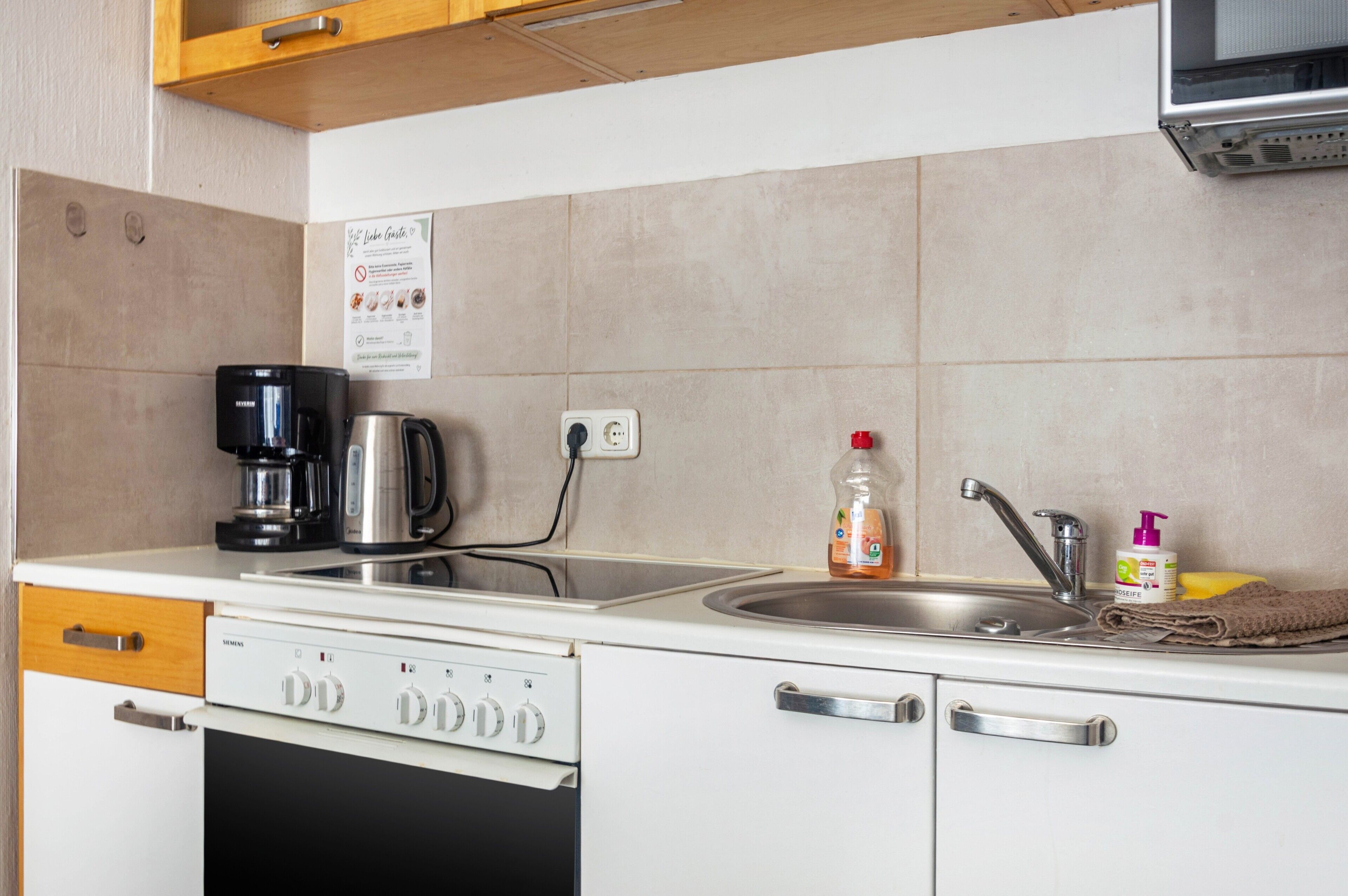 Wasserkocher mit Kaffee-/Teezubehör, Kühlschrank, Mikrowelle, Ofen