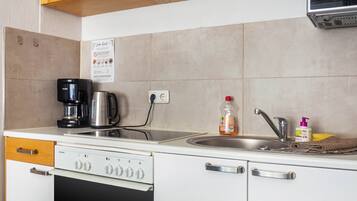 Wasserkocher mit Kaffee-/Teezubehör, Kühlschrank, Mikrowelle, Ofen