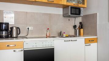 Wasserkocher mit Kaffee-/Teezubehör, Kühlschrank, Mikrowelle, Ofen