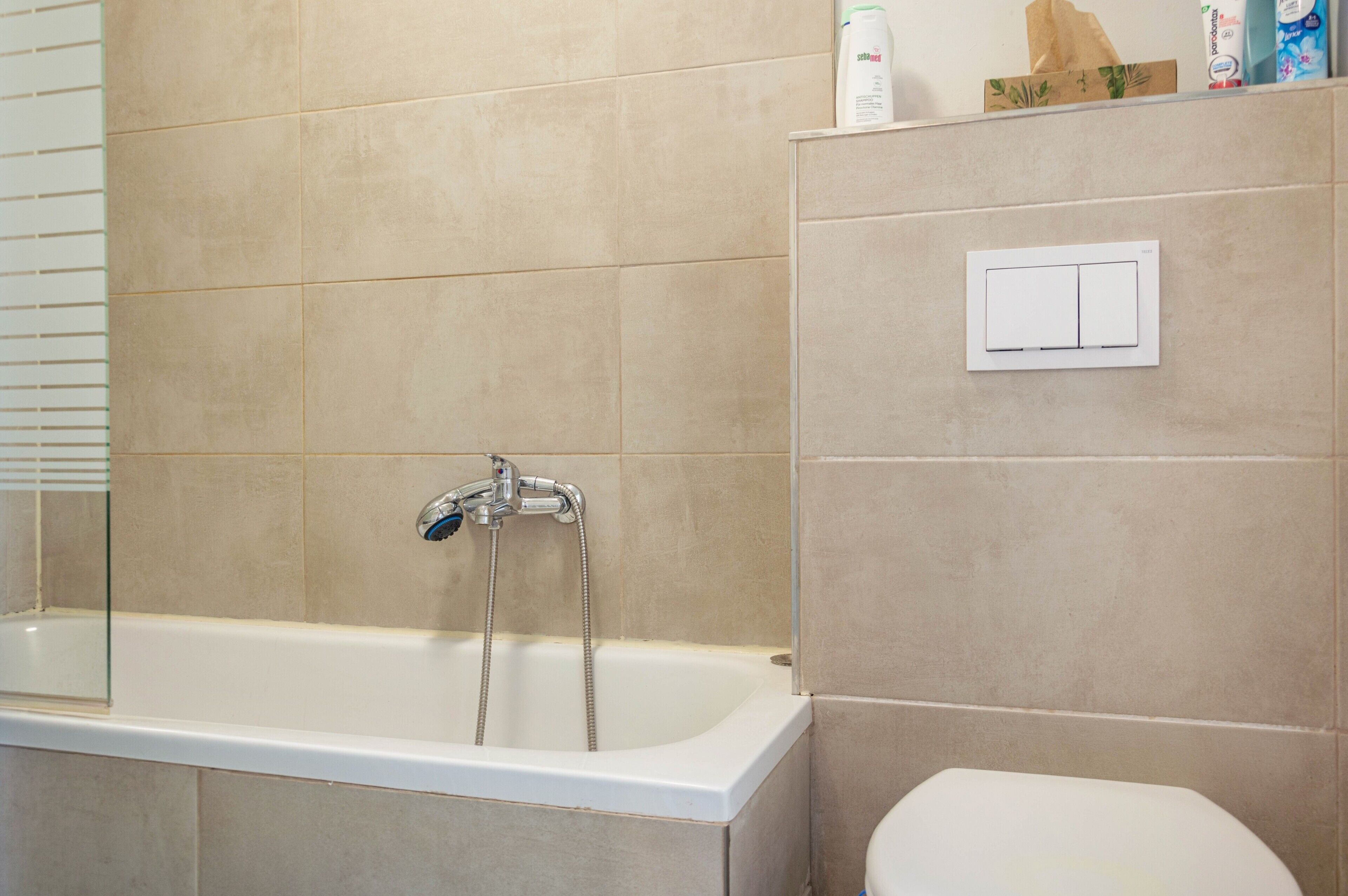 Ein Badezimmer mit Badewanne, Toilette und Dusche.