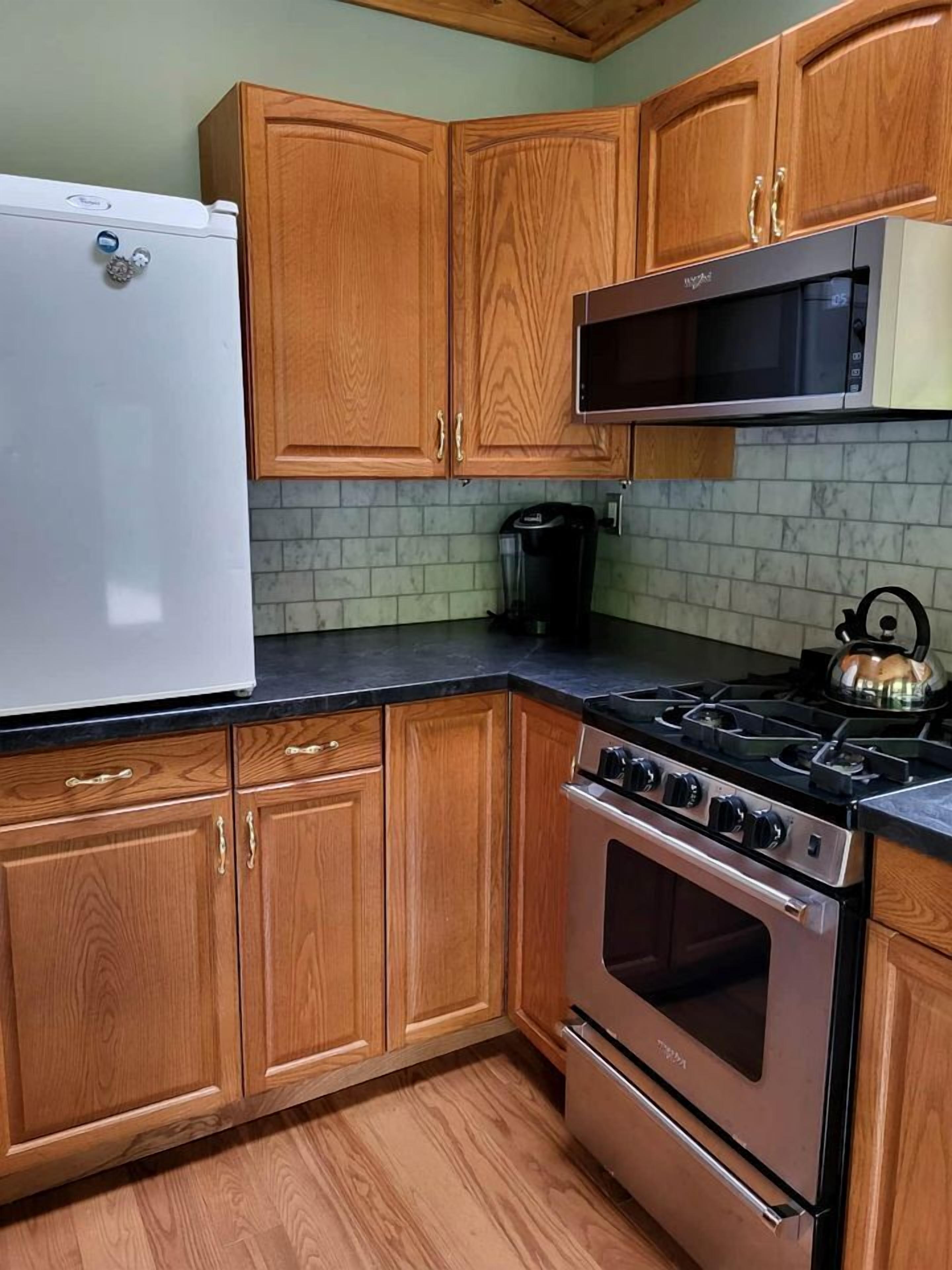 Coffee/tea maker, fridge, microwave, oven