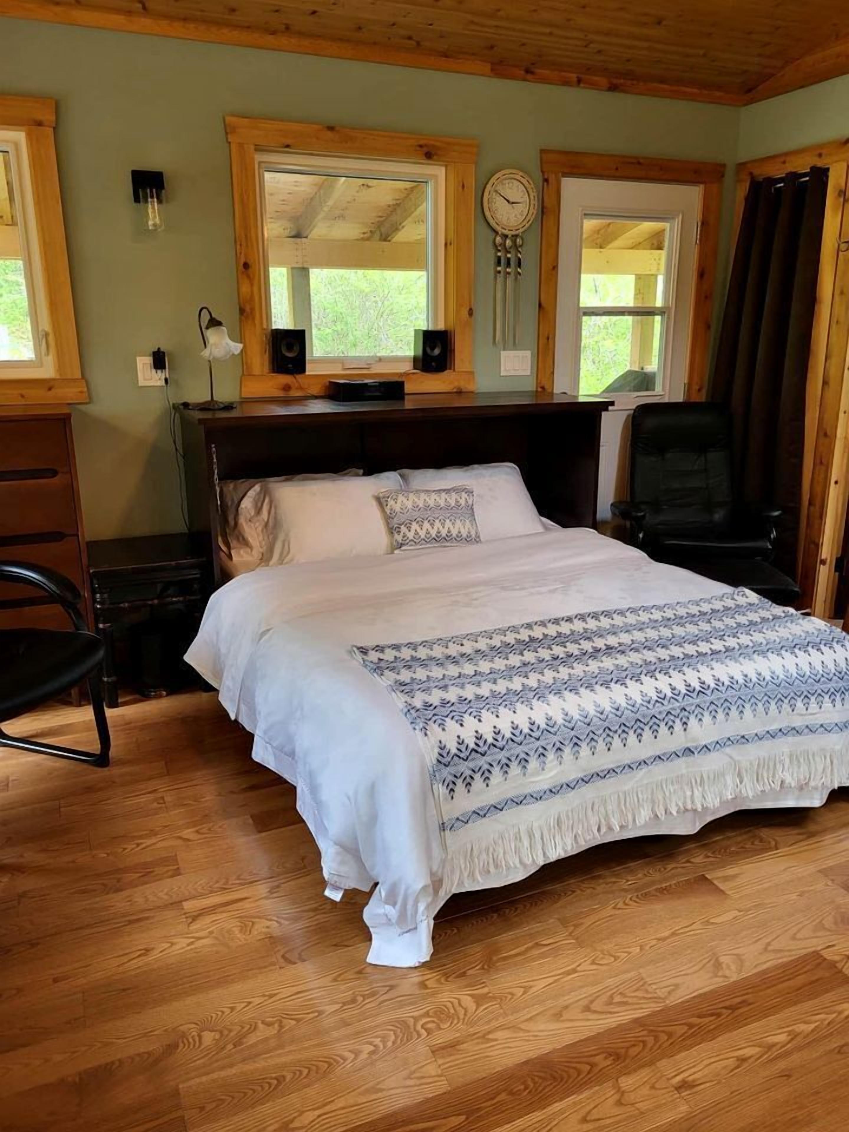 1 bedroom, bed sheets