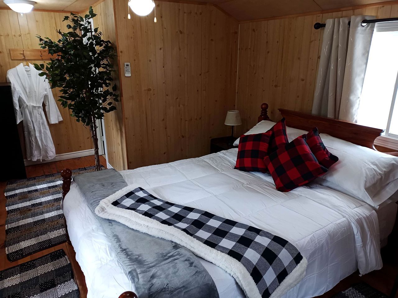5 bedrooms, in-room safe, desk, WiFi