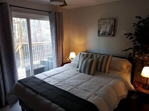 5 bedrooms, in-room safe, desk, WiFi - Stunning Cottage with Fire Pit and Private Cinema in Kawartha Lakes, Ontario (Kawartha Lakes)