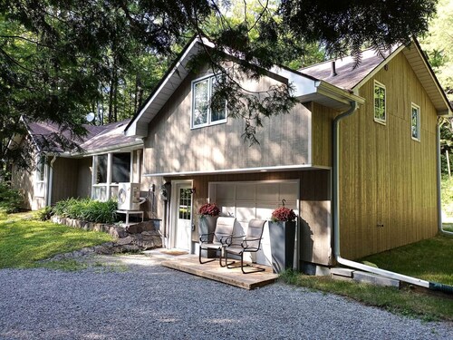 Stunning Cottage with Fire Pit and Private Cinema in Kawartha Lakes, Ontario