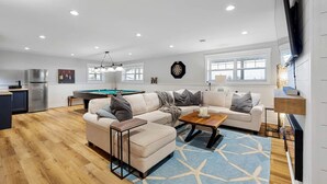 Living area - Spectacular Cabin with Hot-Tub and Modern Indoor in Canada (North Rustico)