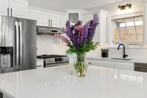 Coffee/tea maker, fridge, microwave, oven - Spectacular Cabin with Hot-Tub and Modern Indoor in Canada (North Rustico)