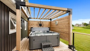 Outdoor spa tub - Spectacular Cabin with Hot-Tub and Modern Indoor in Canada (North Rustico)