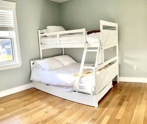 4 bedrooms, WiFi, bed sheets - Spectacular Cabin with Hot-Tub and Modern Indoor in Canada (North Rustico)