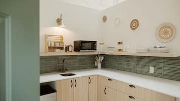 Coffee/tea maker, fridge, microwave, stovetop