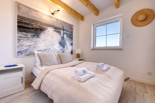 Family Chalet, Garden View | Laptop workspace, blackout drapes, iron/ironing board, free WiFi