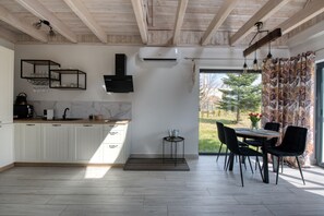 Chalet Confort, vista al jardín | Cocina privada | Refrigerador con congelador, horno, parrilla de estufa y lavavajillas 