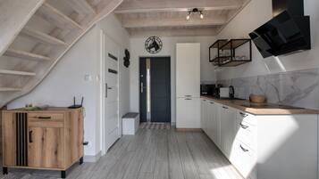 Refrigerador con freezer, horno, placa de cocina, lavavajillas