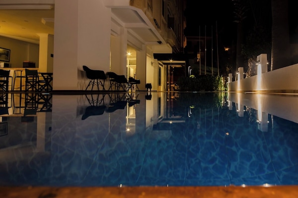 Una piscina al aire libre