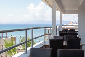 Outdoor dining - A.EMRELİ OTEL (ayvalık)