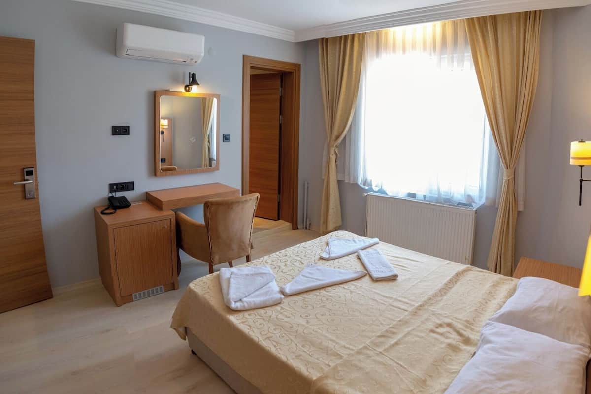 Suite familiare, balcone, vista mare | Una scrivania, postazione laptop, Wi-Fi gratuito