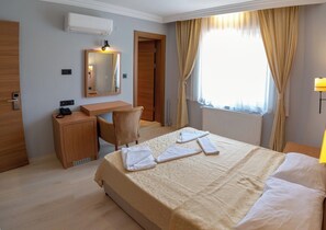 Family Suite, Balcony, Sea View | Desk, laptop workspace, free WiFi - A.EMRELİ OTEL (ayvalık)