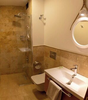 Shower, hair dryer, towels, soap - A.EMRELİ OTEL (ayvalık)