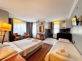 Standard Üç Kişilik Oda, Balkon | Masa, dizüstü bilgisayar çalışma alanı, ütü/ütü masası