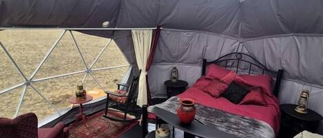 1 bedroom, bed sheets