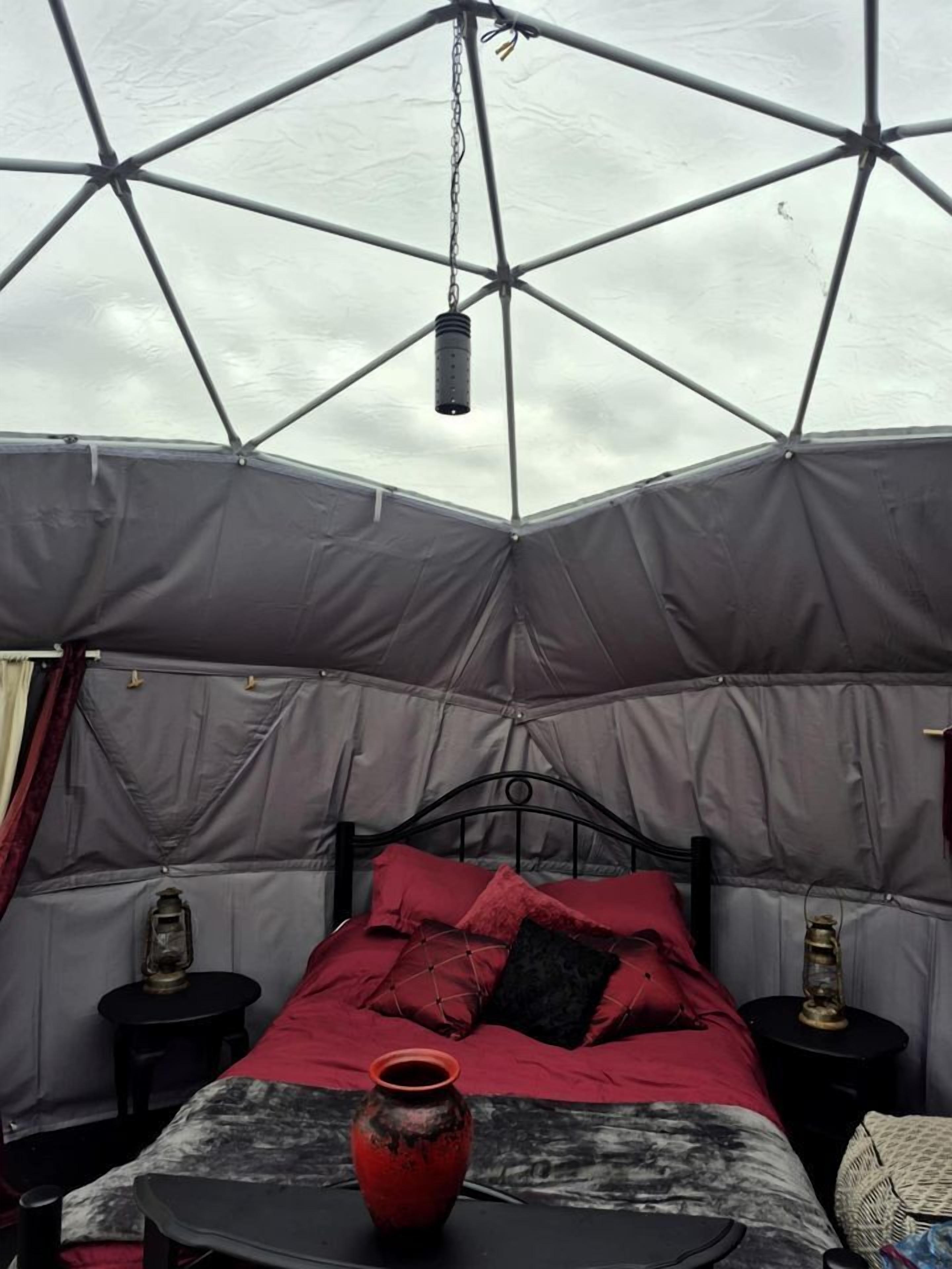 1 bedroom, bed sheets