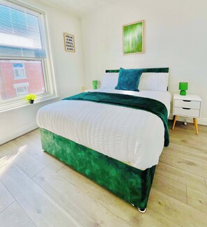 Iron/ironing board, WiFi, bed sheets - Ewart Road Free Parking Garden & Kitchen in Portsmouth (Portsmouth)