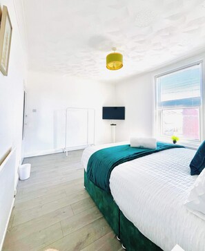 Iron/ironing board, WiFi, bed sheets - Ewart Road Free Parking Garden & Kitchen in Portsmouth (Portsmouth)