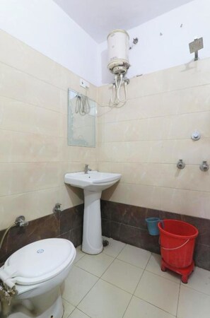 Ducha, cabezal de ducha tipo lluvia, pantuflas, toallas
