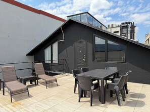 Apartamento de lujo, 3 habitaciones, balcón, vistas a la ciudad | Terraza o patio