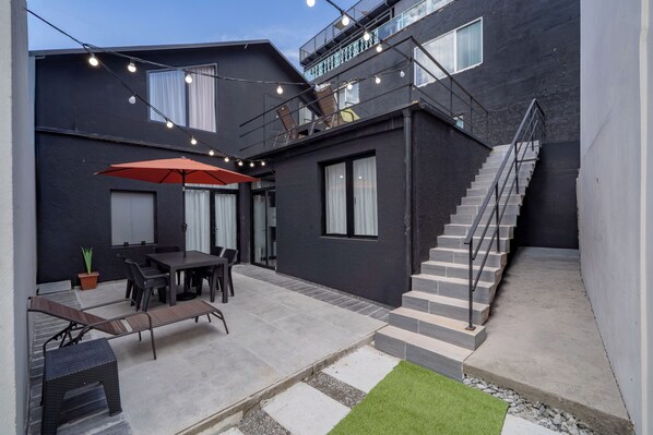 A modern building with a patio area, outdoor seating, and a staircase. - Mansarda Old City Avlabari (Tbilisi)