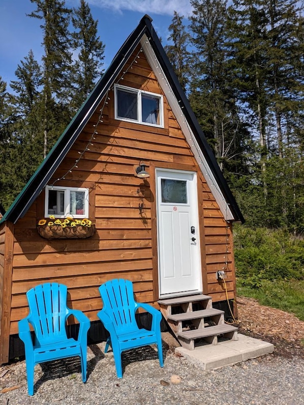 Exterior - Rustic Farm-Themed Cabin with Forest Views, Trails & Animal Encounters near Homestead Farm in British Columbia, Canada (qathet Regional District)