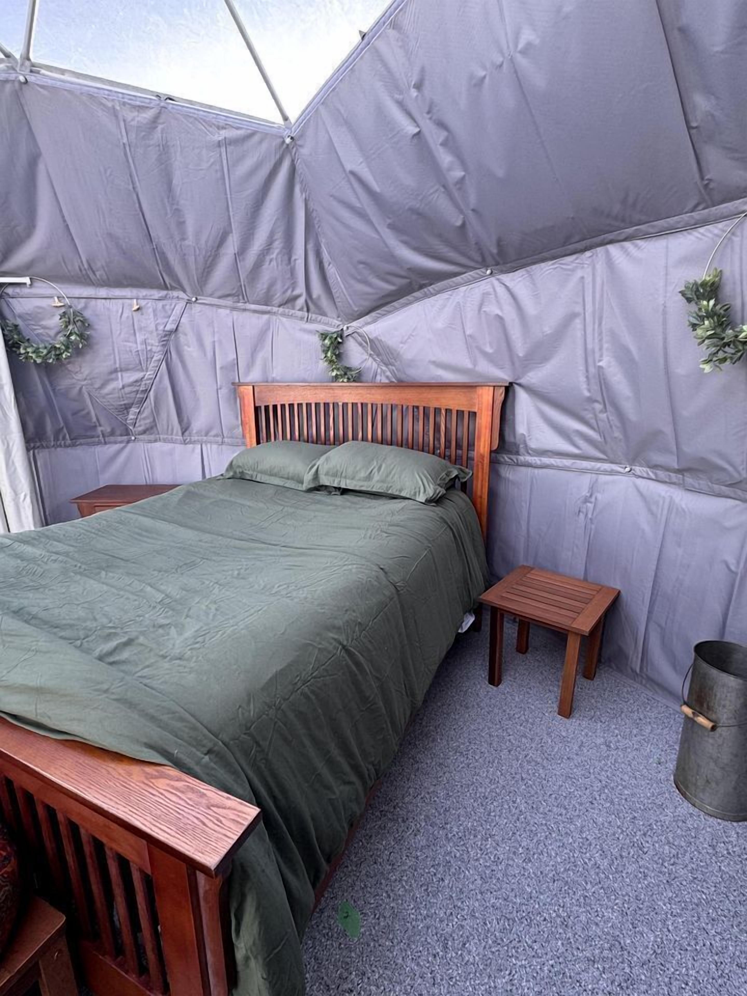 1 bedroom, bed sheets