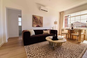 TV - Chic 2BR Bondi Beach Luxury - 5 min walk to Sand (Bondi)