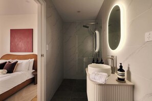 Shower, towels, shampoo - Chic 2BR Bondi Beach Luxury - 5 min walk to Sand (Bondi)