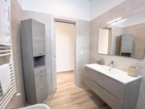 Ducha, secador de pelo, bidet, toallas