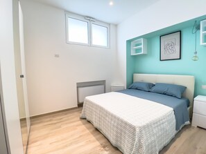 Tabla de planchar con plancha, wifi gratis y ropa de cama 