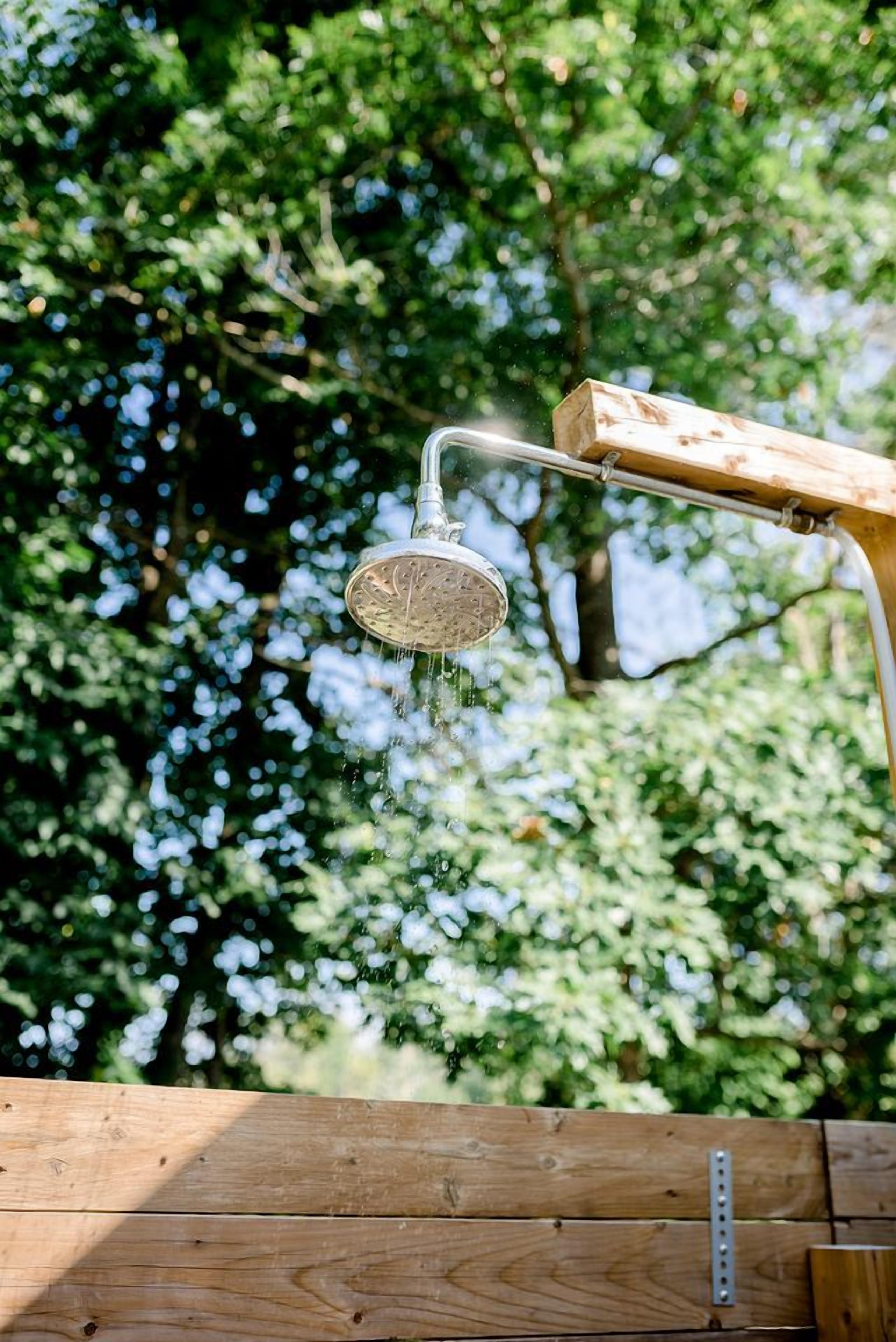 Eine Holzbank mit Metallgestell.